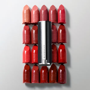 Vue 6 - LE ROUGE INTERDIT INTENSE SILK - Le rouge à lèvres semi-mat iconique de Givenchy se réinvente dans un écrin couture rechargeable à travers une nouvelle formule éco-conçue¹ et une texture incroyablement sensorielle.​ GIVENCHY - Rouge Infusé​ - P084767