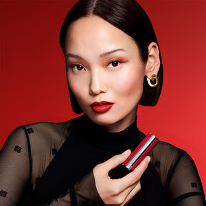 Vue 6 - LE ROUGE INTERDIT INTENSE SILK - L'iconique rouge à lèvres semi-mat Le Rouge Interdit Intense Silk dans une édition couture exclusive GIVENCHY - L'INTERDIT - P183212