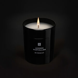 View 3 - Accord Particulier Candle - The olfactory signature of Maison Givenchy in a scented candle that offers your interior a subtle atmosphere. GIVENCHY - 190 G - P000415