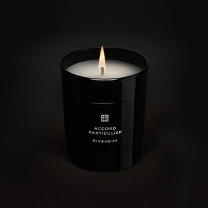 View 3 - CANDELA ACCORD PARTICULIER - La firma olfattiva della Maison Givenchy è racchiusa in una candela profumata che avvolge gli interni in un'atmosfera soffusa. GIVENCHY - 190 G - P000415