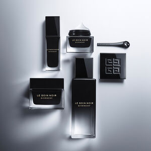 Ansicht 5 - LE SOIN NOIR LIGHT CREAM - Die zu 96% aus natürlichen Inhaltsstoffen<sup>6</sup> bestehende Formel mit Vitalalgen sorgt für samtigen Komfort und optimale Korrektur. GIVENCHY - 50 ML - P056223