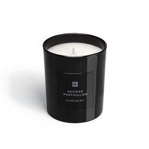 View 1 - CANDELA ACCORD PARTICULIER - La firma olfattiva della Maison Givenchy è racchiusa in una candela profumata che avvolge gli interni in un'atmosfera soffusa. GIVENCHY - 190 G - P000415