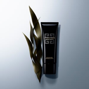 Vue 2 - LE SOIN NOIR DÉMAQUILLANT - Le démaquillant à transformation qui élimine tout le maquillage et les impuretés du quotidien pour une expérience de nettoyage unique.​ GIVENCHY - 125 ML - P056397