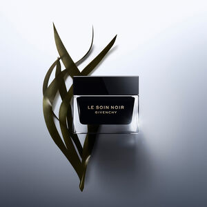 Vue 3 - LE SOIN NOIR CRÈME LÉGÈRE - La formule à 96% d'ingrédients naturels<sup>6</sup> infusée de l’Algue Vitale pour un confort velouté et une correction optimale.​ GIVENCHY - 50 ML - P056223