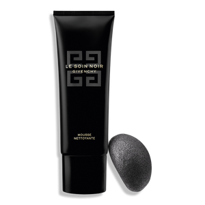 Vue 4 - LE SOIN NOIR NETTOYANT - La Mousse Nettoyante à transformation purifie et exfolie la peau à l’aide de son éponge Konjac pour un rituel de nettoyage en douceur.​ GIVENCHY - 125 ML - P056398