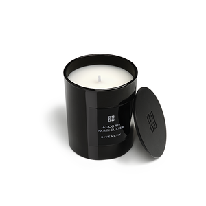 View 4 - CANDELA ACCORD PARTICULIER - La firma olfattiva della Maison Givenchy è racchiusa in una candela profumata che avvolge gli interni in un'atmosfera soffusa. GIVENCHY - 190 G - P000415