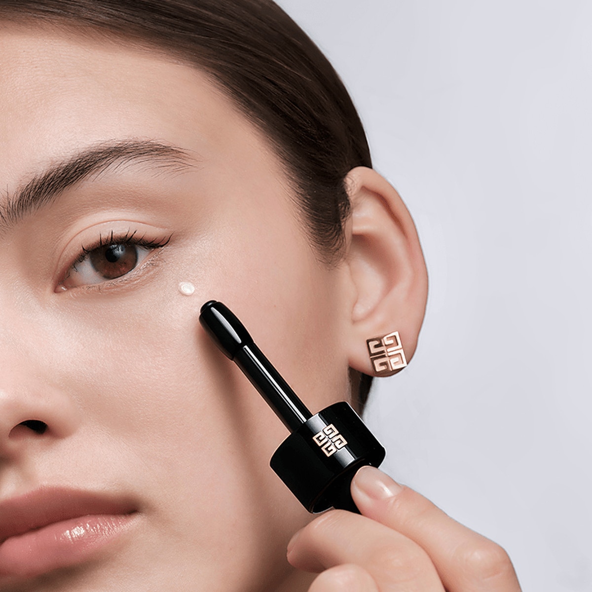 ソワン ノワール セラム ユー - 目元用美容液 | Givenchy Beauty ソワン ノワール セラム ユー - 目元用美容液 | Givenchy Beauty