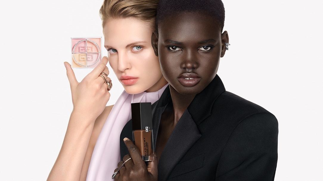Model groupshot with Prisme Libre 4-color loose powder
