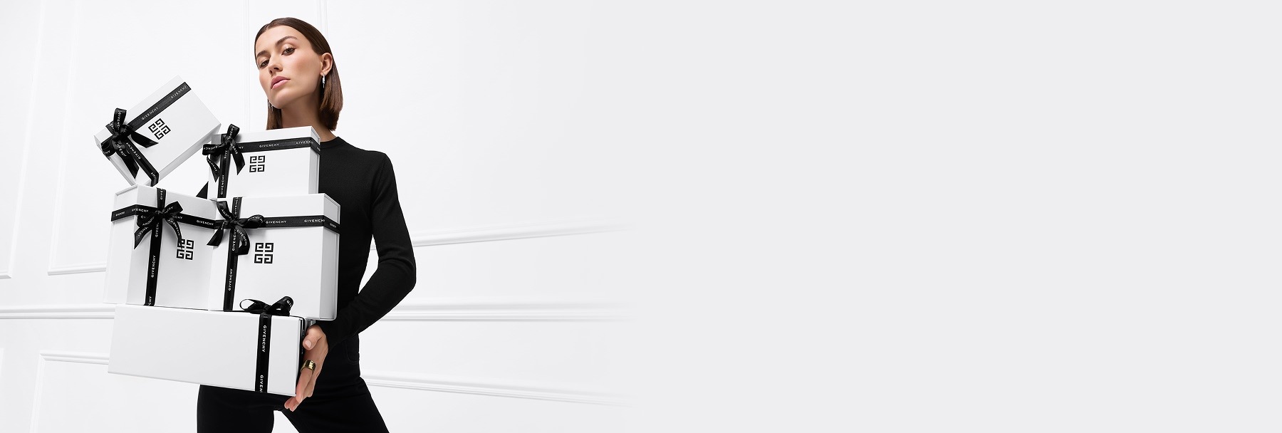 Exclusive services: art of gifting, scent finder, virtual try-on Givenchy Beauty