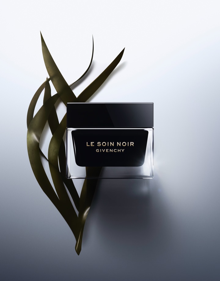 Crèmes sensorielles et redensifiantes Le Soin Noir par Givenchy
