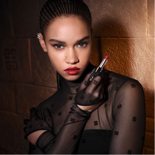 Model und Le Rouge Interdit Satin – Virtual Try-On