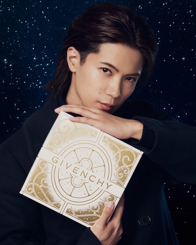 "ギフトボックスを持つ神宮寺勇太