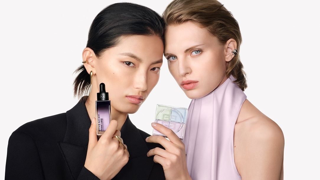 Model groupshot with Prisme Libre 4-color loose powder