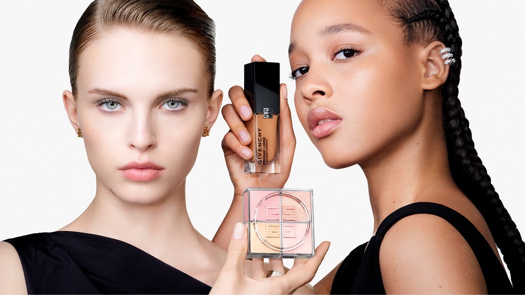 Model groupshot with Prisme Libre 4-color loose powder